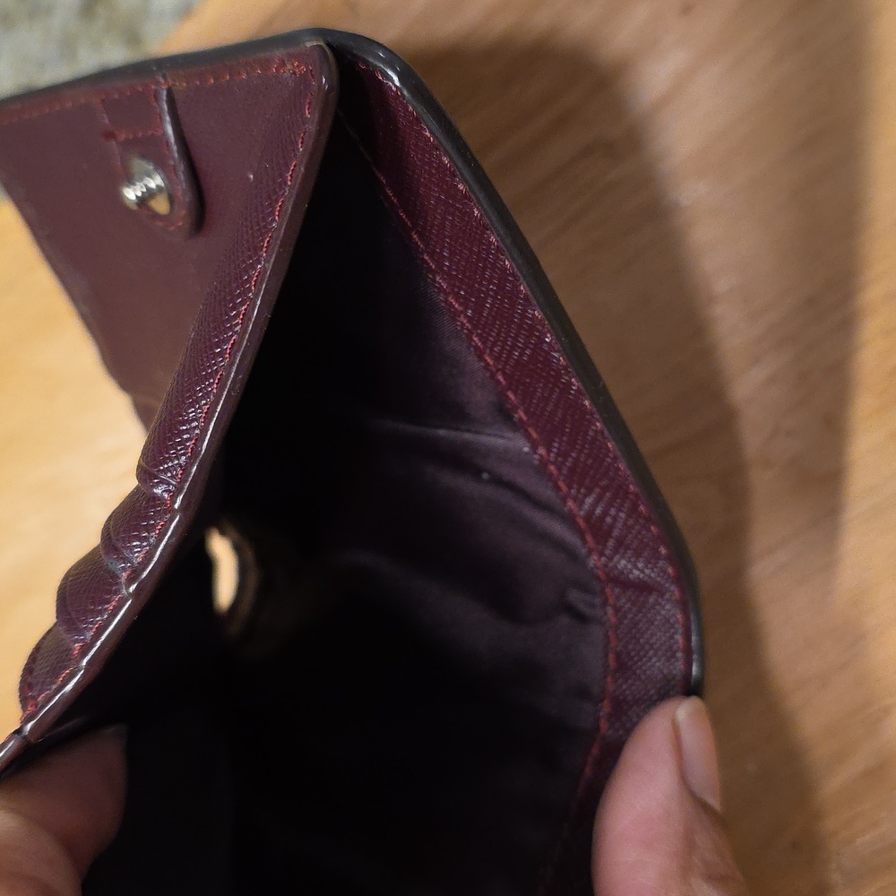 Coach Darcy bow wallet in a burgundy/maroon textured leather. - Picture 4 of 6
